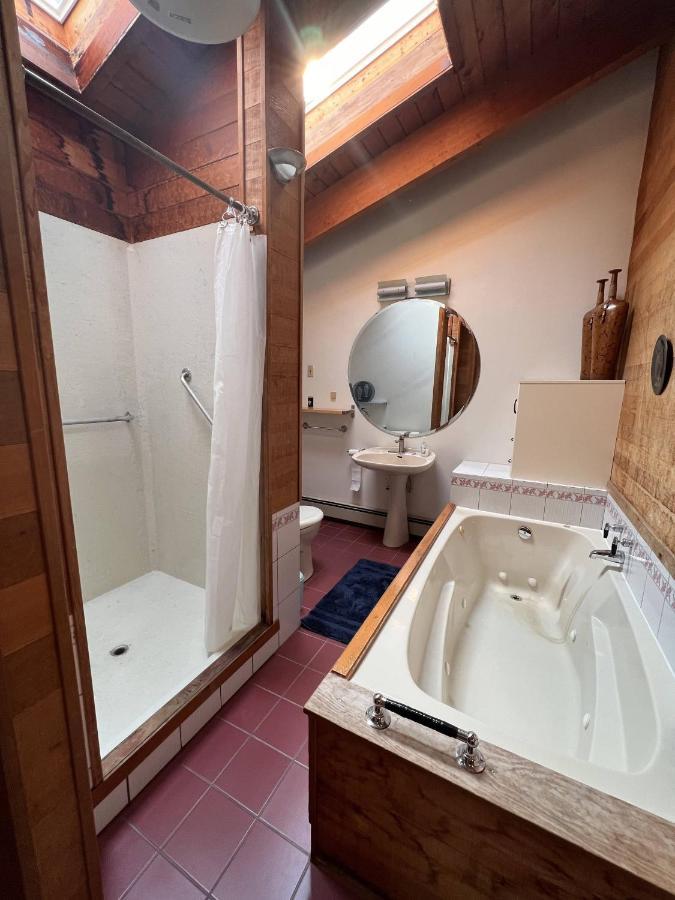 Cypress: Private Bedroom/Bathroom/Office, With Shared Pool, Hot Tub 北温哥华 外观 照片