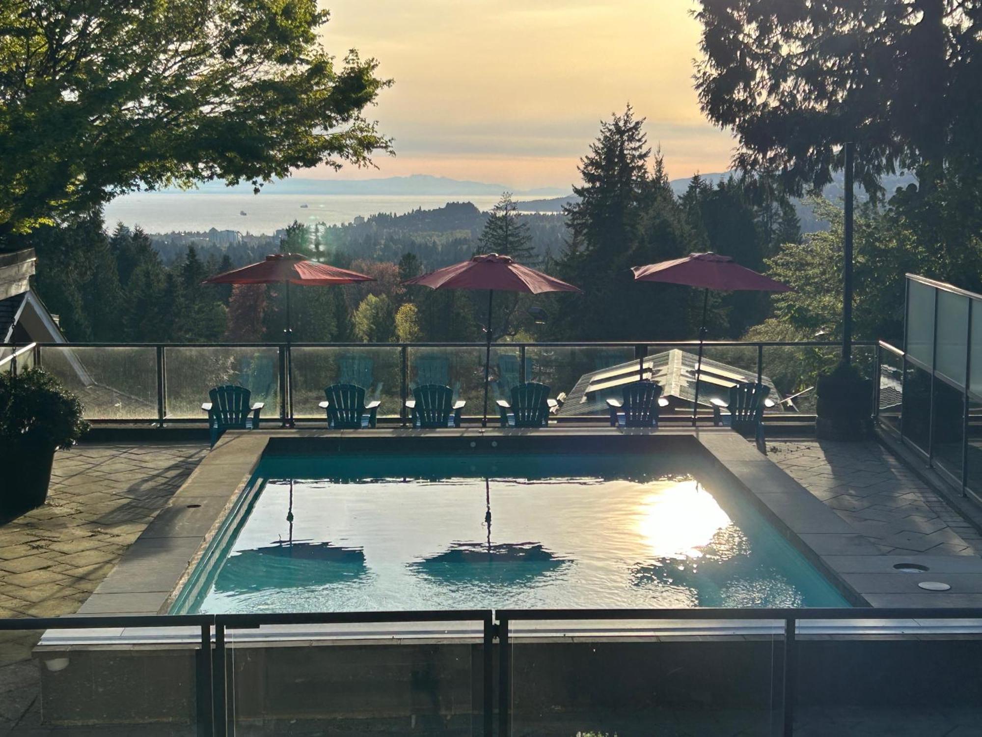 Cypress: Private Bedroom/Bathroom/Office, With Shared Pool, Hot Tub 北温哥华 外观 照片