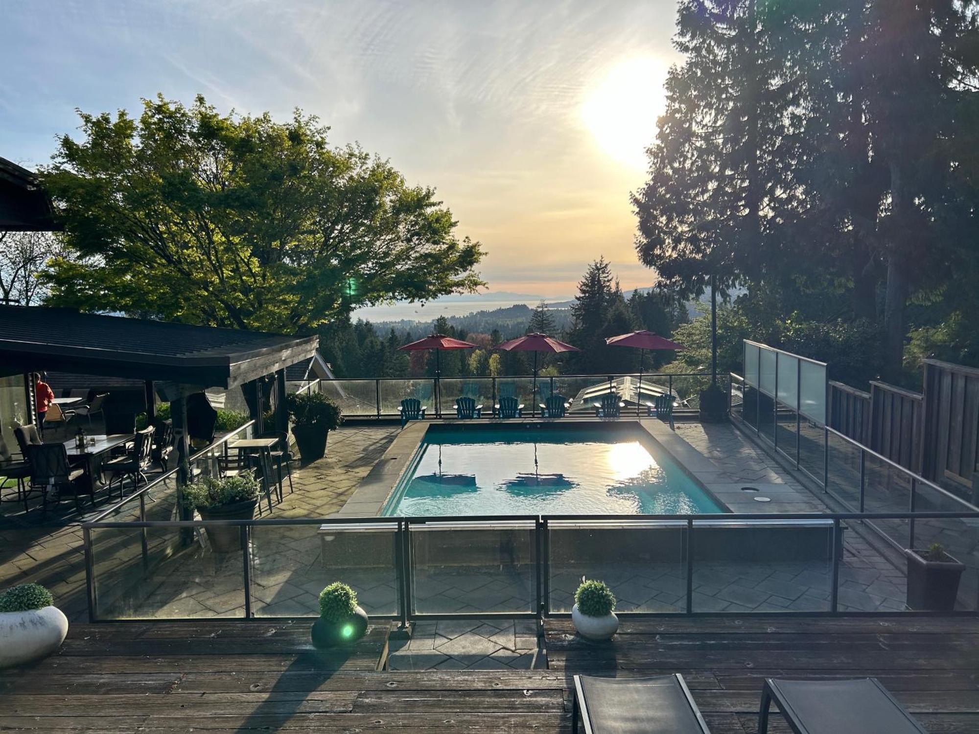 Cypress: Private Bedroom/Bathroom/Office, With Shared Pool, Hot Tub 北温哥华 外观 照片