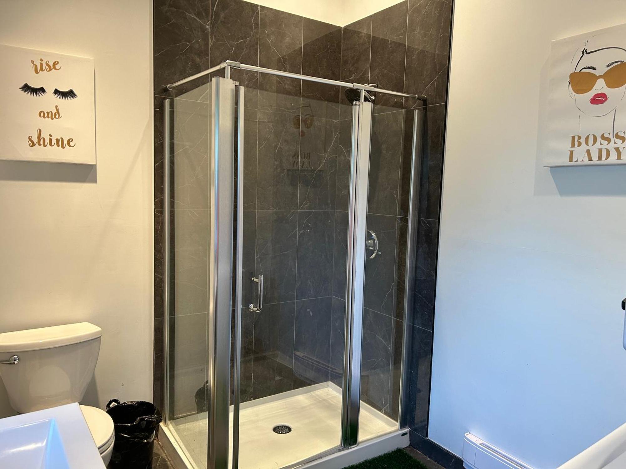 Cypress: Private Bedroom/Bathroom/Office, With Shared Pool, Hot Tub 北温哥华 外观 照片