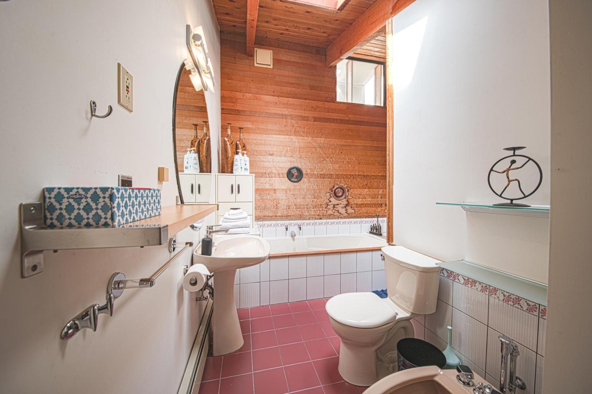 Cypress: Private Bedroom/Bathroom/Office, With Shared Pool, Hot Tub 北温哥华 外观 照片