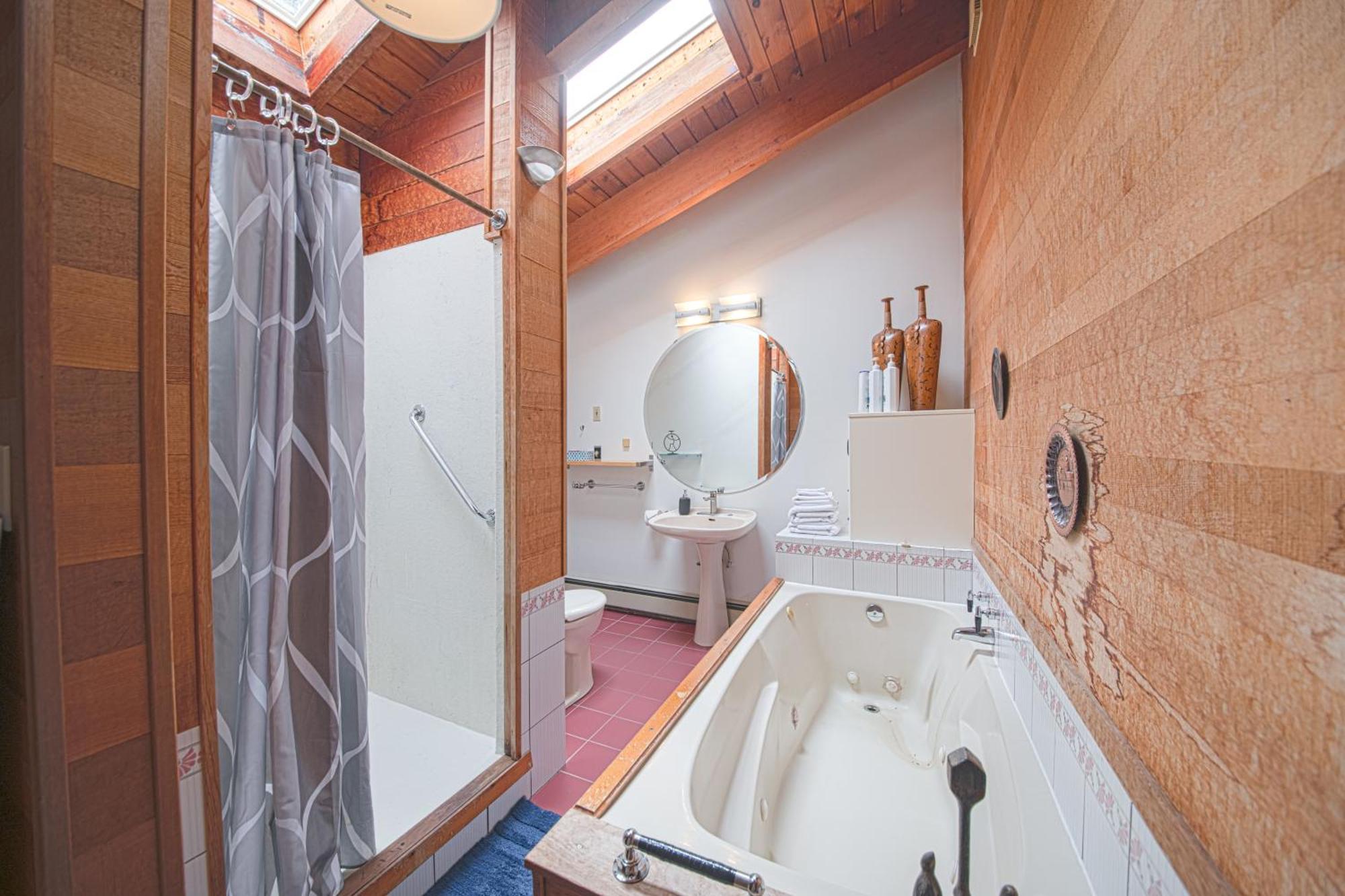 Cypress: Private Bedroom/Bathroom/Office, With Shared Pool, Hot Tub 北温哥华 外观 照片